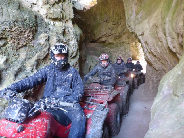¡Cuatrimotos a través de cueva! 