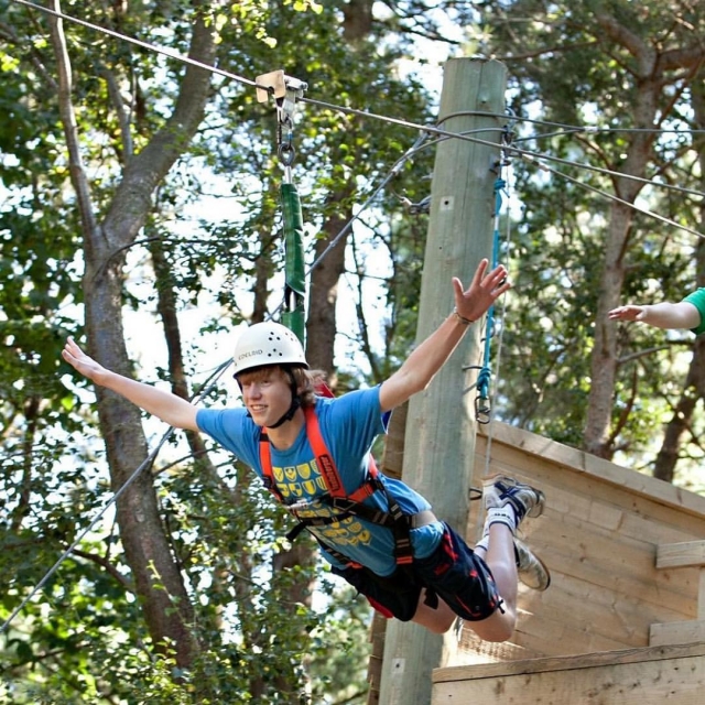  ¡Cuerdas altas en Hilltop Outdoor Center! 