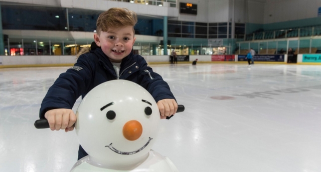  Patinaje sobre hielo para principiantes en Guildford Spectrum 