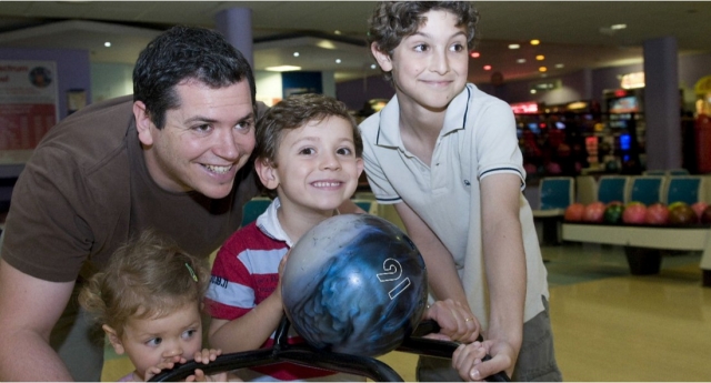  Bolos con la familia en Guildford Spectrum 