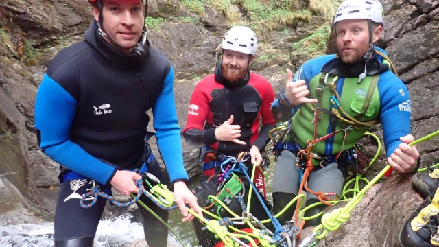  Escalar cañones usando rappel 