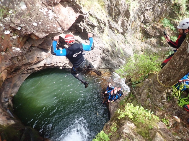 Saltar acantilados en los cañones 