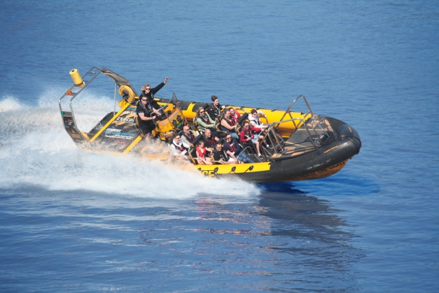  Lancha motora Thames 