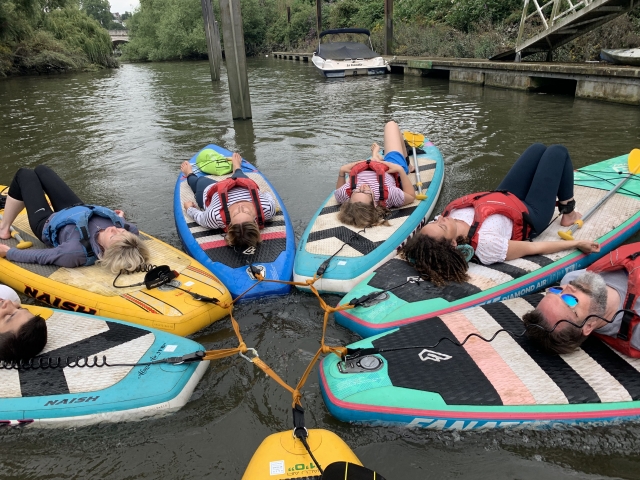 Paddle board en la noche