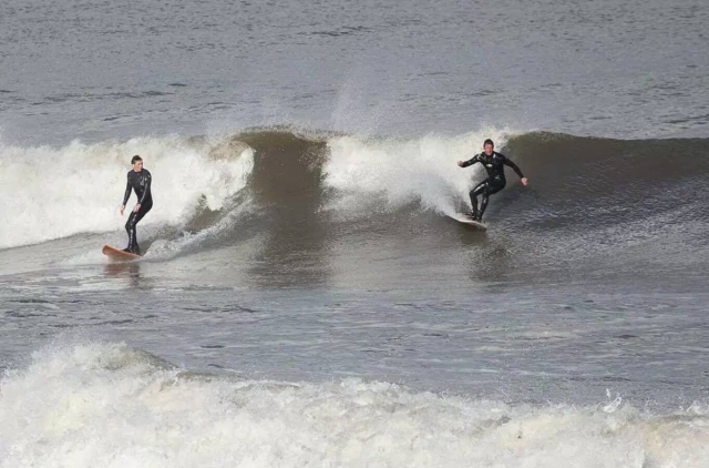  Surfeando con amigos 