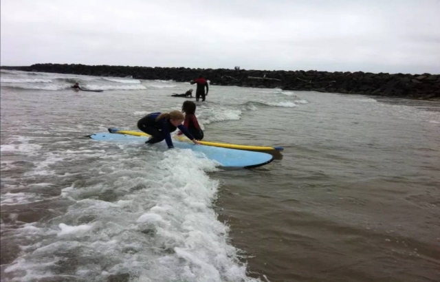  Niños surfeando 