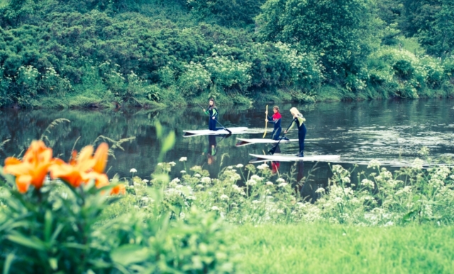  Stand up paddle boarding con amigos 