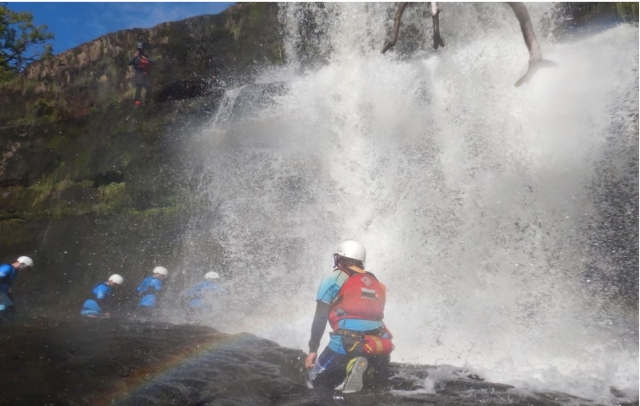  Atravesando cascadas 