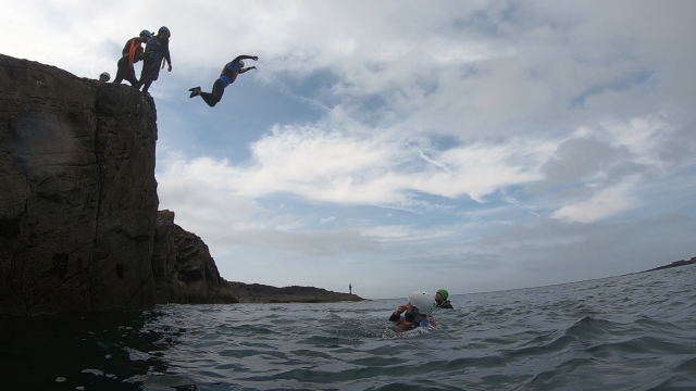  haciendo coasteering en Newport 