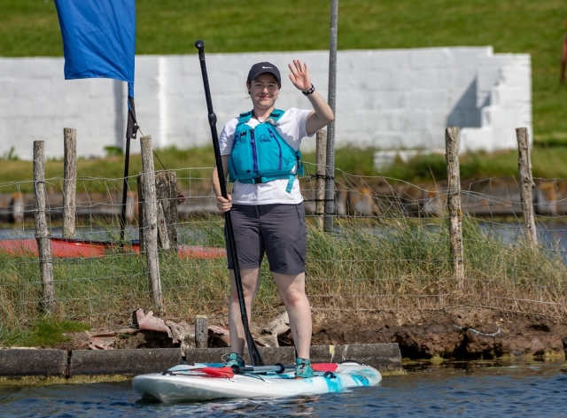  Disfrutando de una lección de paddleboard 