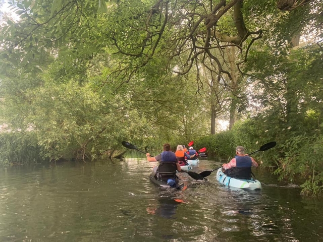  Explorando con un tour en kayak 