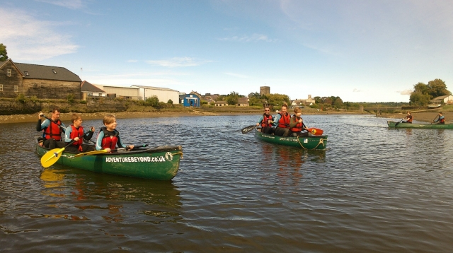  Rema con algunos amigos