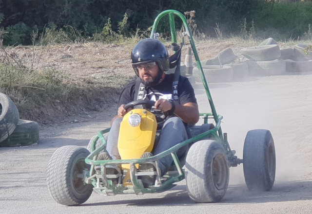  Conduzca un kart con nosotros 