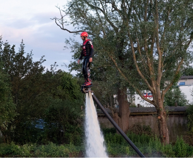  Volando sobre el agua con flyboard