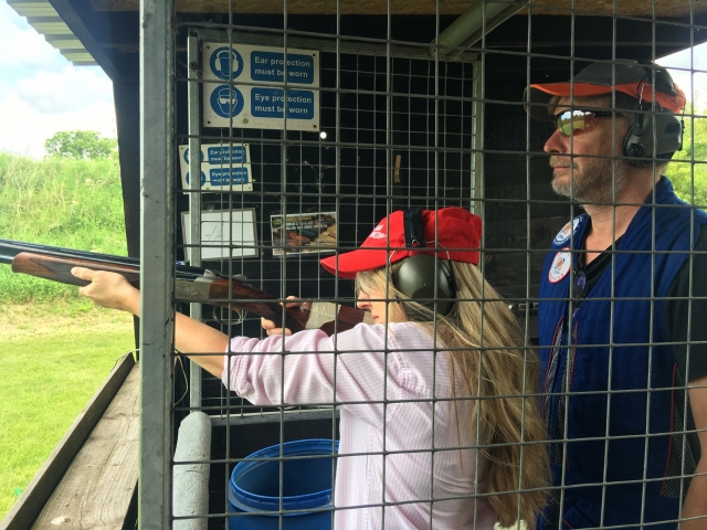 Mujer divirtiéndose en Guns and Clays 