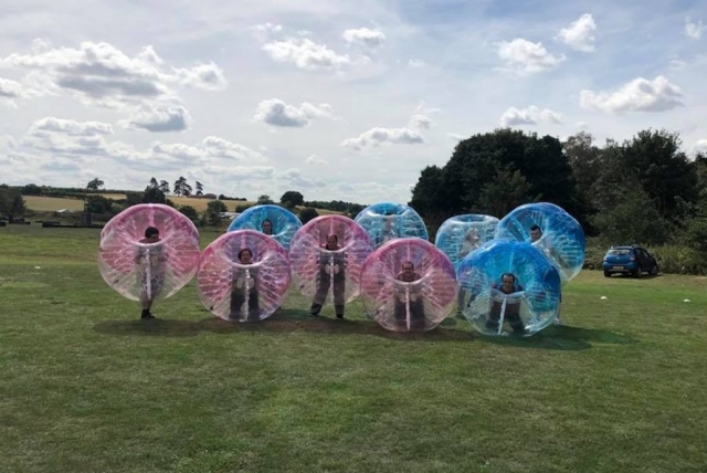  Las sesiones de Zorbing son divertidas 