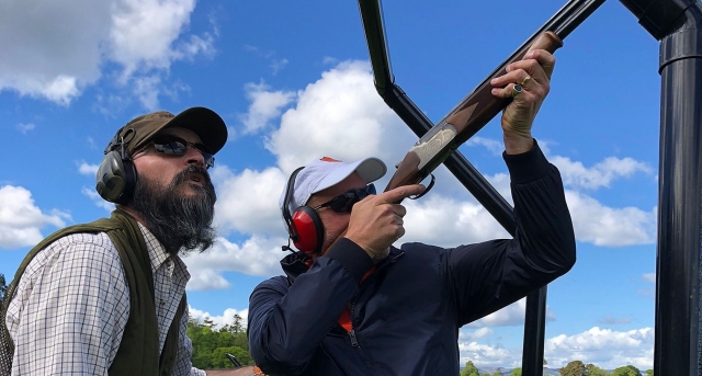  Hombre jalando arcilla con uno de nuestros instructores 