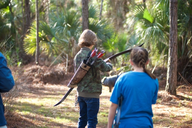 Niño preparándose para su sesión de jalo con arco 