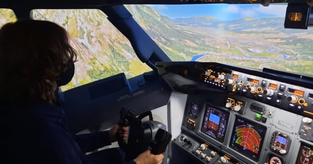  Niño de negro haciendo su simulación de avión 