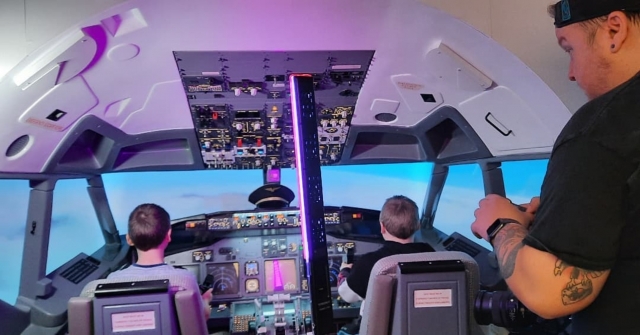  Dos niños aprendiendo a volar un avión 