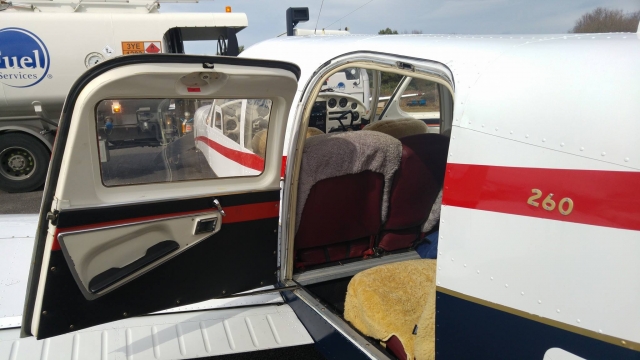 Puerta del helicóptero esperando al nuevo aventurero 