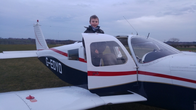  Niño con chamarra a punto de volar un helicóptero blanco 