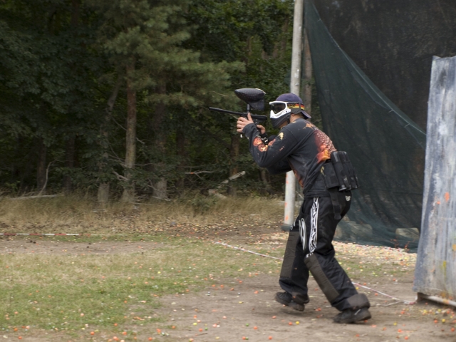  Niño con traje negro jugando gotcha 