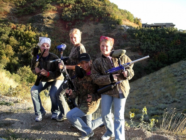 Grupo de cuatro chicas a punto de practicar gotcha y portando las pistolas 