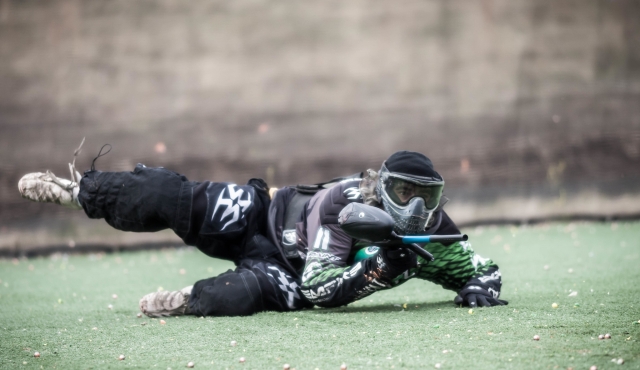  Niño con traje negro y máscara jugando al gotcha 