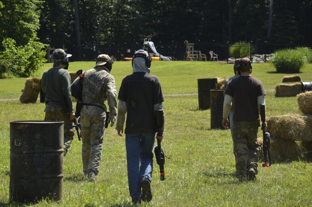  Grupo de personas con trajes de camuflaje mientras juegan al gotcha 