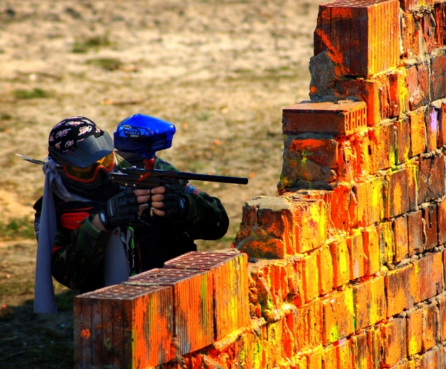  Hombre detrás de una pared jugando gotcha 
