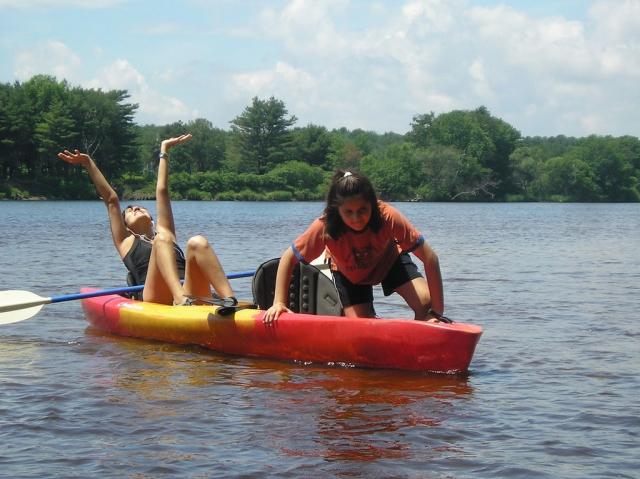 Familia en kayak rojo y amarillo pasándolo de maravilla haciendo kayak en el río Camel