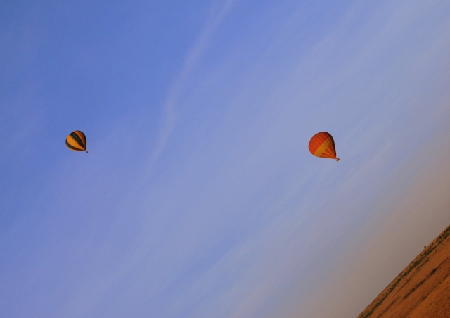  Dos globos naranjas volando 