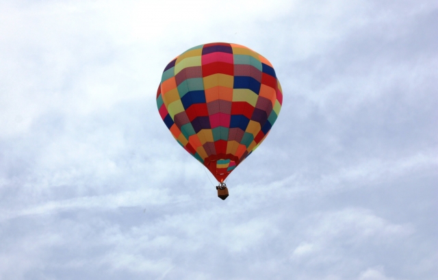  Globo de colores volando alto sobre Dorset 