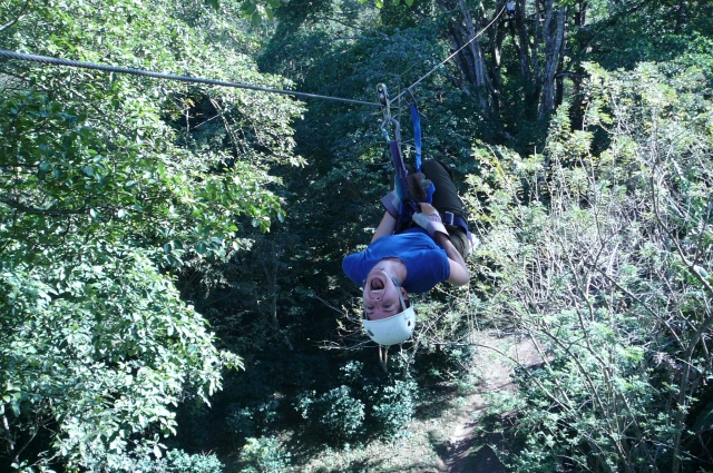  Chica gritando y divirtiéndose duranle su experiencia en tirolesa 