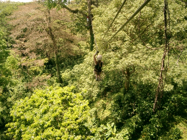  Hombre con playera negra duranle su sesión de tirolesa- Experiencia en tirolesa 