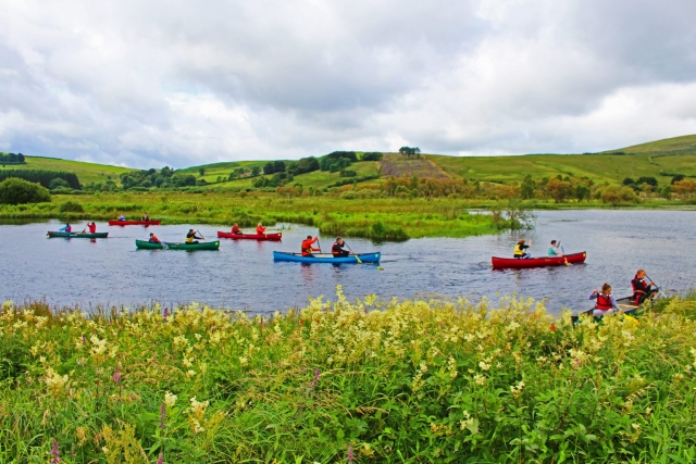  Diferentes personas navegando en canoas tándem 