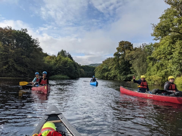 Tres parejas con casco amarillo y chalecos rojos en kayak 