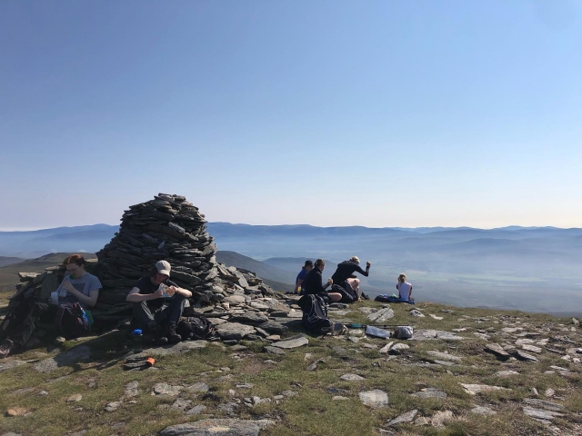  Genle comiendo y descansando después de su sesión de desrame 