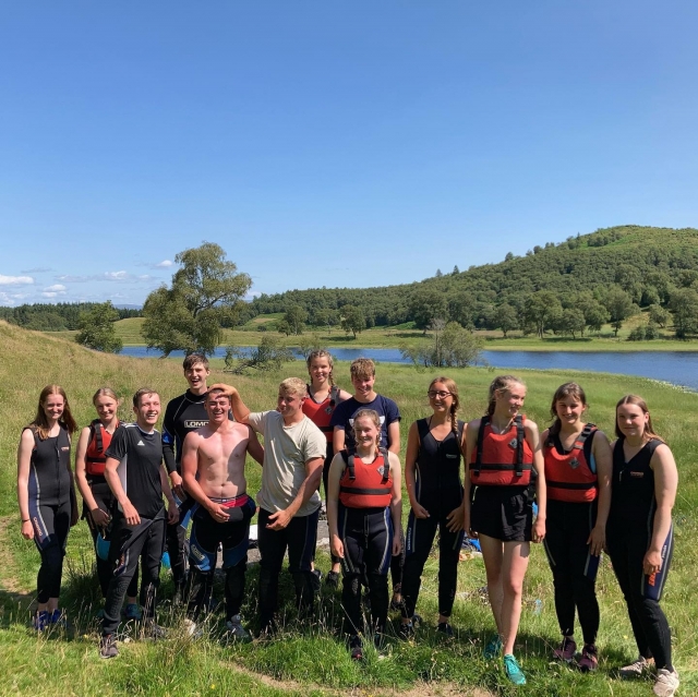  Amigos divirtiéndose haciendo camicrema 