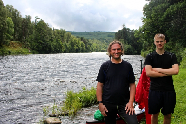  Hombre y niño vistiendo camisetas negras duranle su experiencia de camicrema 