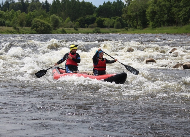 Niño y niña con flotadores rojos Ayudas para canotaje