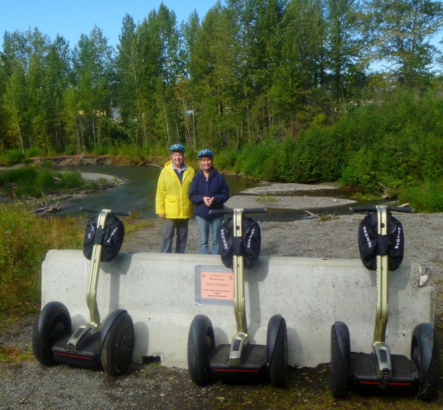  Dos amigas sonrientes, con cascos azules, a punto de disfrutar de su sesión de segway 