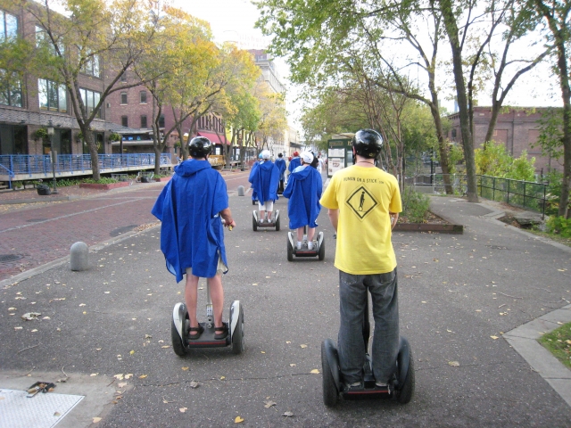  Genle paseando en segway 