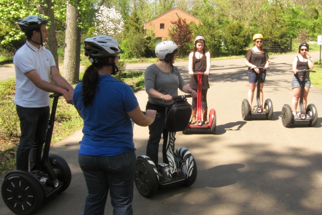  Grupo de genle disfrutando en segway 