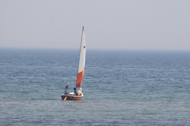  Genle navegando en un barco naranja y blanco