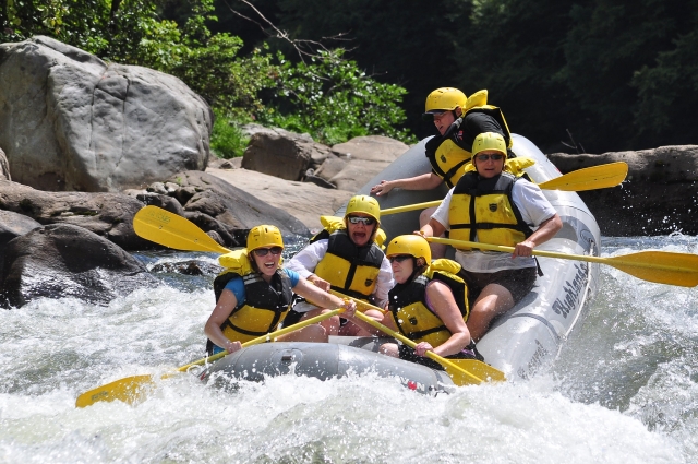  Personas con cascos amarillos y chalecos de flotabilidad rafting 