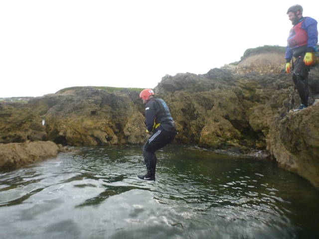  Explorando cueva 