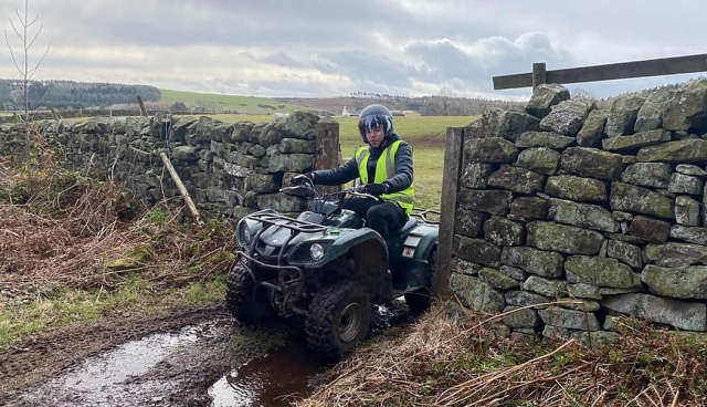  ¡Venga a subir en nuestros cuatrimotos!