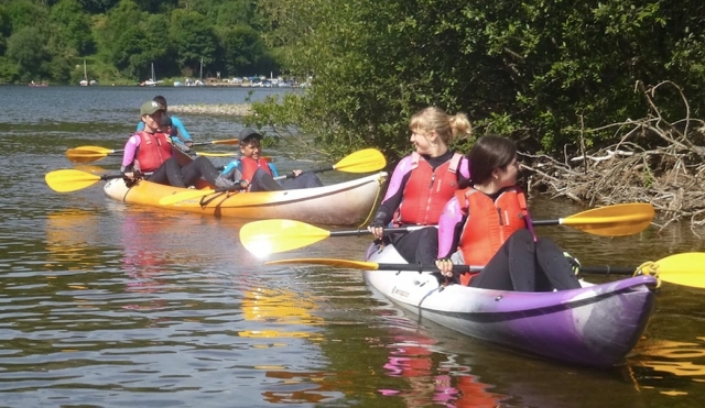  Remar alrededor de un lago o arroyo 